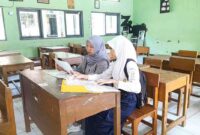Orang tua siswa tengah mendampingi anaknya daftar ulang di SMAN 1 Ciamis.
