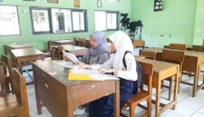 Orang tua siswa tengah mendampingi anaknya daftar ulang di SMAN 1 Ciamis.