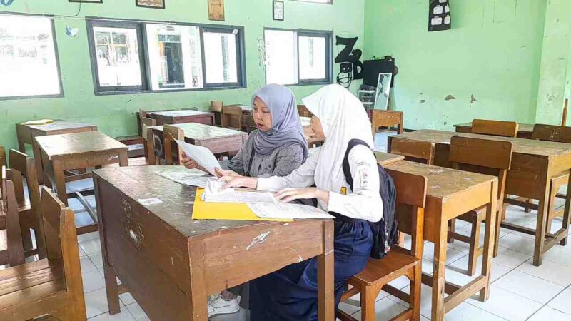 Orang tua siswa tengah mendampingi anaknya daftar ulang di SMAN 1 Ciamis.