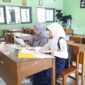 Orang tua siswa tengah mendampingi anaknya daftar ulang di SMAN 1 Ciamis.