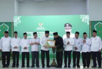 Ketua Baznas RI menyerahkan penghargaan kepada Bupati Ciamis.