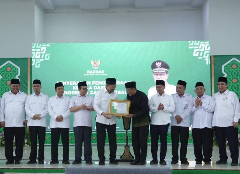 Ketua Baznas RI menyerahkan penghargaan kepada Bupati Ciamis.