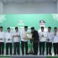 Ketua Baznas RI menyerahkan penghargaan kepada Bupati Ciamis.