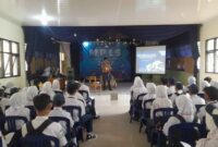 Kepala Sekolah SMAN 1 Baregbeg, Mulyana, S.Pd memberikan materi kepada siswa baru di hari pertama MPLS.