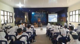 Kepala Sekolah SMAN 1 Baregbeg, Mulyana, S.Pd memberikan materi kepada siswa baru di hari pertama MPLS.