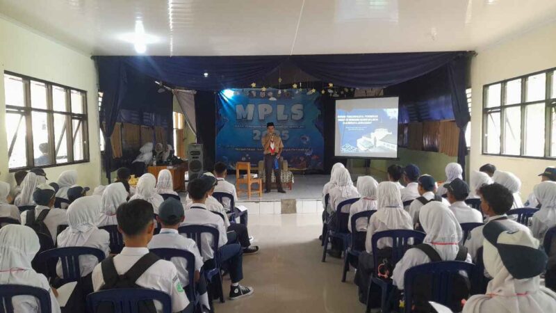 Kepala Sekolah SMAN 1 Baregbeg, Mulyana, S.Pd memberikan materi kepada siswa baru di hari pertama MPLS.