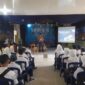 Kepala Sekolah SMAN 1 Baregbeg, Mulyana, S.Pd memberikan materi kepada siswa baru di hari pertama MPLS.