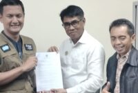 Ketua Umum DPP PJS, Mahmud Marhab (tengah) sedang menyerahkan dokumen ke Dewan Pers.