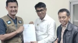 Ketua Umum DPP PJS, Mahmud Marhab (tengah) sedang menyerahkan dokumen ke Dewan Pers.