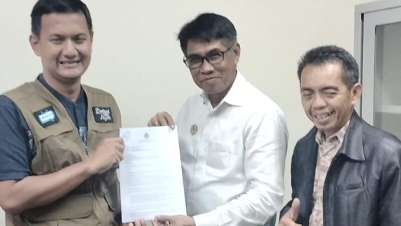 Ketua Umum DPP PJS, Mahmud Marhab (tengah) sedang menyerahkan dokumen ke Dewan Pers.