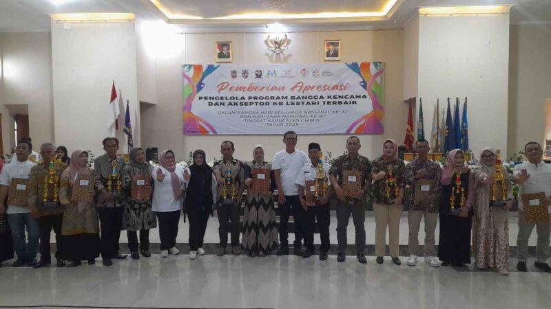 Pengelola Program Bangga Kencana dan Akseptor Keluarga Berencana (KB) Lestari terbaik tingkat kabupaten tahun 2025.
