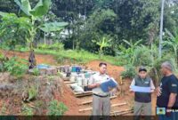 Kantor Pertanahan Kabupaten Ciamis melakukan peninjauan lapangan terhadap sejumlah bidang tanah wakaf.