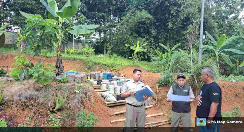 Kantor Pertanahan Kabupaten Ciamis melakukan peninjauan lapangan terhadap sejumlah bidang tanah wakaf.
