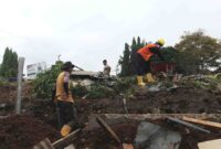 Pembangunan lahan khusus untuk para pedagang kaki lima (PKL).
