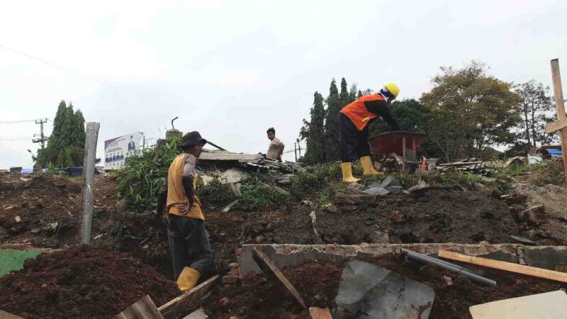 Pembangunan lahan khusus untuk para pedagang kaki lima (PKL).