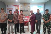 Anggota DPR RI Komisi VI, Hj. Ida Nurlaela Wiradinata menyerahkan bantuan CSR BUMN.
