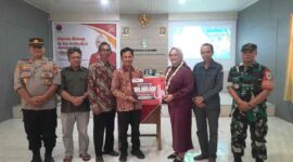 Anggota DPR RI Komisi VI, Hj. Ida Nurlaela Wiradinata menyerahkan bantuan CSR BUMN.