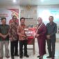 Anggota DPR RI Komisi VI, Hj. Ida Nurlaela Wiradinata menyerahkan bantuan CSR BUMN.