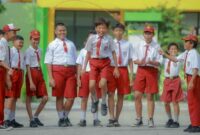 Keceriaan siswa SD saat bermain di halaman sekolah.