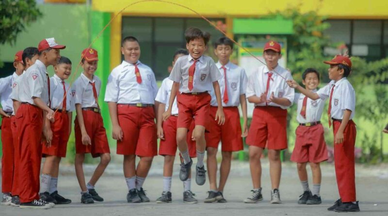 Keceriaan siswa SD saat bermain di halaman sekolah.