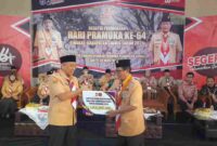 Simbolis penyerahan dana hibah.