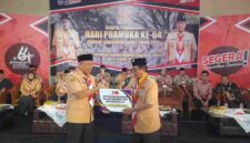 Simbolis penyerahan dana hibah.