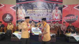 Simbolis penyerahan dana hibah.