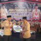 Simbolis penyerahan dana hibah.