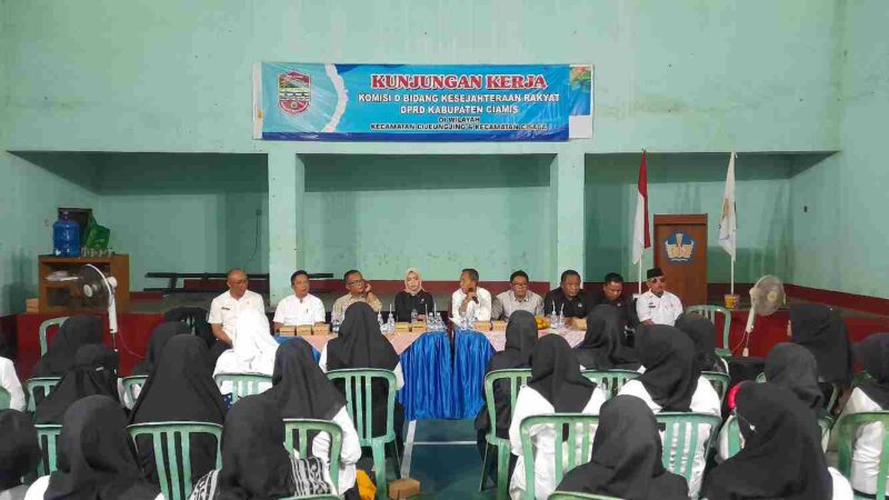 Monitoring akreditasi lembaga Pendidikan Anak Usia Dini (PAUD) serta pelaksanaan Pusat Kegiatan Belajar Masyarakat (PKBM).