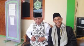 Ketua MUI Kabupaten Ciamis, Drs. KH. Saeful Ujun (kiri), bersama sahabatnya, KH. Ihat Rajadesa (kanan).