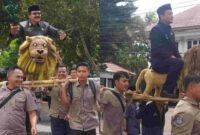 Sisingaan mengantar Kasatpol PP baru menuju kantornya.