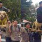 Sisingaan mengantar Kasatpol PP baru menuju kantornya.
