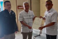 Penyerahan sertipikat tanah di Desa Sukaraharja.