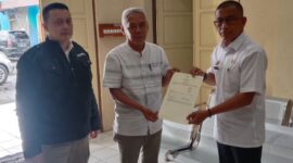 Penyerahan sertipikat tanah di Desa Sukaraharja.