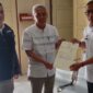 Penyerahan sertipikat tanah di Desa Sukaraharja.