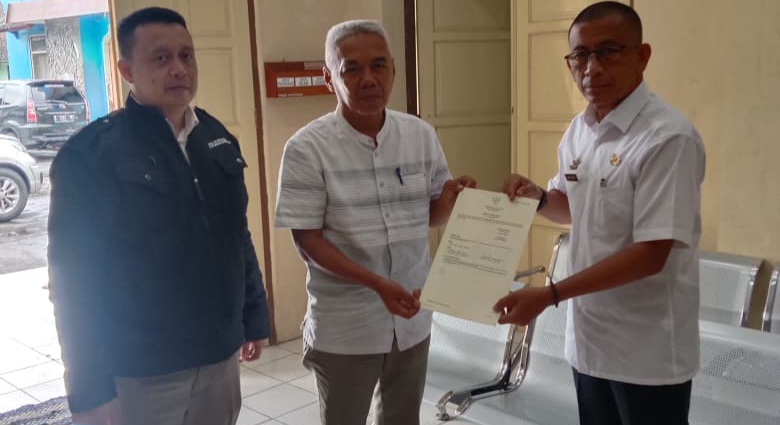 Penyerahan sertipikat tanah di Desa Sukaraharja.