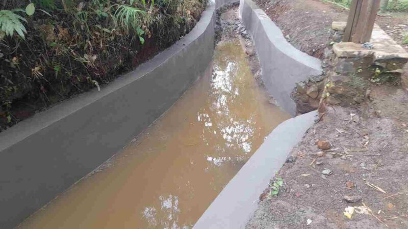 Pembangunan saluran irigasi sekunder sepanjang 376 meter dengan lebar 120 sentimeter.