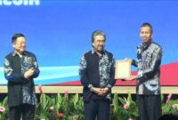 Kepala DPRKPLH Ciamis, Dr. Giyatno, S.IP., M.Si, mewakili Bupati untuk menerima penghargaan di Malaysia.