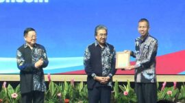 Kepala DPRKPLH Ciamis, Dr. Giyatno, S.IP., M.Si, mewakili Bupati untuk menerima penghargaan di Malaysia.