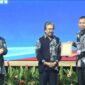 Kepala DPRKPLH Ciamis, Dr. Giyatno, S.IP., M.Si, mewakili Bupati untuk menerima penghargaan di Malaysia.